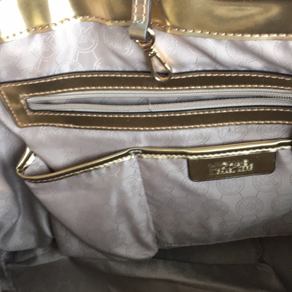 Michael Kors Flower Perforated Tote Gold - Picture 4 of 16